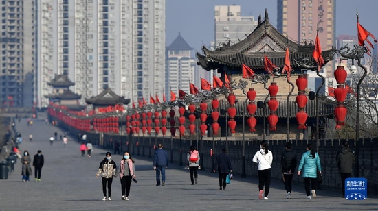 游客在西安城墙游览（2020年3月4日摄）。新华社记者 刘潇 摄