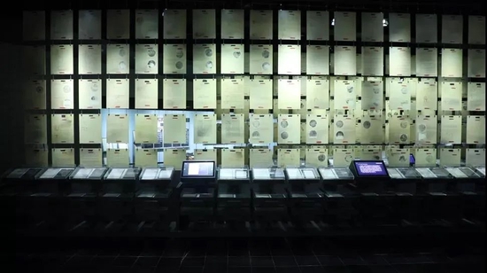  侵华日军第七三一部队罪证陈列馆人体实验展区，一张张英文人体实验报告书复印件，连成一面墙。