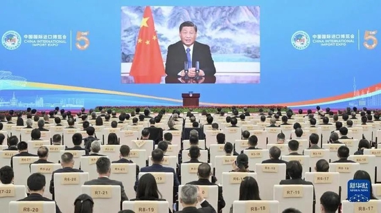 2022年11月4日晚，习近平以视频方式出席在上海举行的第五届中国国际进口博览会开幕式并发表题为《共创开放繁荣的美好未来》的致辞。新华社记者 高洁 摄