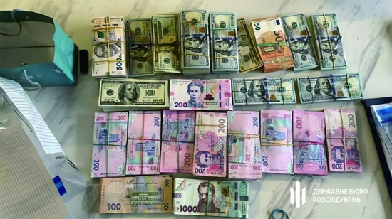  基輔稅務局代理局長達季家中搜出的大量現金。（烏國家調查局）