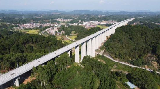  贵南高铁（贵州段）逐步开启带电运行。来源 广西日报微信公众号