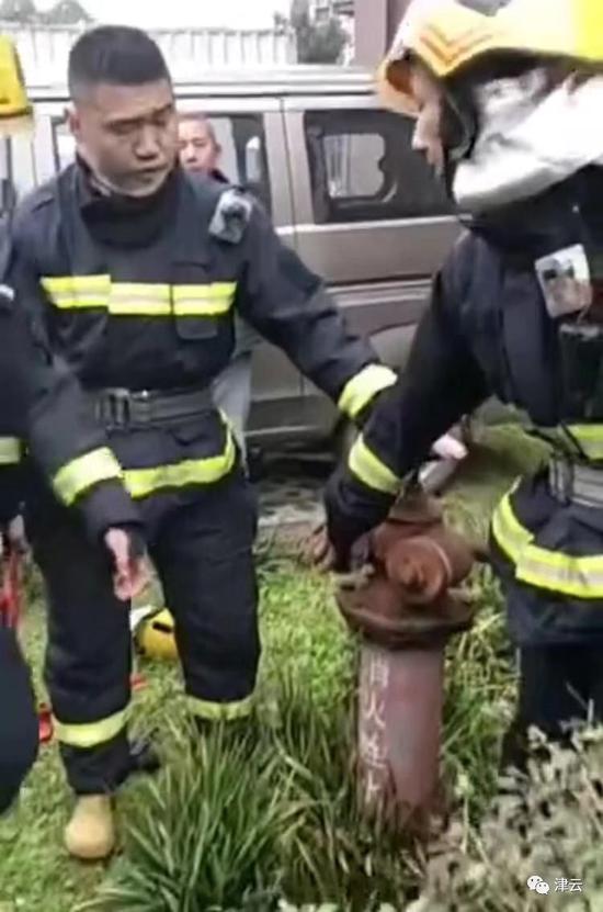 网传视频中,消防员操作室外消防设备,居民喊“没水”