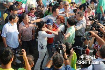 璩美凤出身统派，有“统一女侠”称号，曾于1994年加入新党。此次她在民进党游行中被撞倒后，有岛内民众在相关新闻的评论中表示自己看到有很多人在殴打璩美凤，自己上前劝架也被殴打。（图片来源：香港中评社）