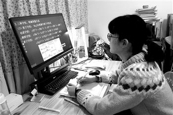 2月中旬,河北省邯郸市一名学生在家中通过网络直播接受线上教育。新华社发