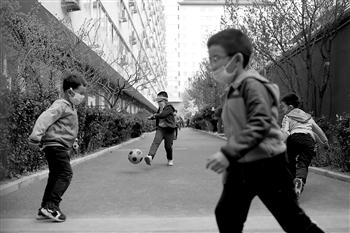 延迟开学期间,小区里的空地成了孩子们为数不多的玩乐空间之一。杨登峰 摄