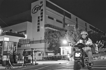 3月9日晚，在深圳龙华区观光路上，从工厂下班的胡军换上了骑手服，骑着电动车在商家处取完餐，正往客户地址赶去。受访者供图