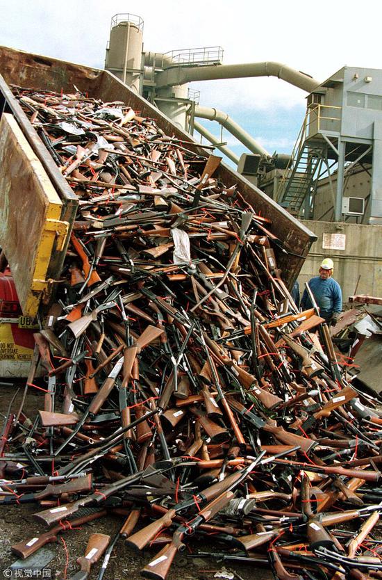 澳大利亚控枪法出台后，大量民间枪支被上交并回收。（视觉中国）