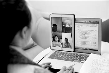 上海卢湾中学的一名教师在家里为学生上“云班课”。新华社记者 刘颖 摄