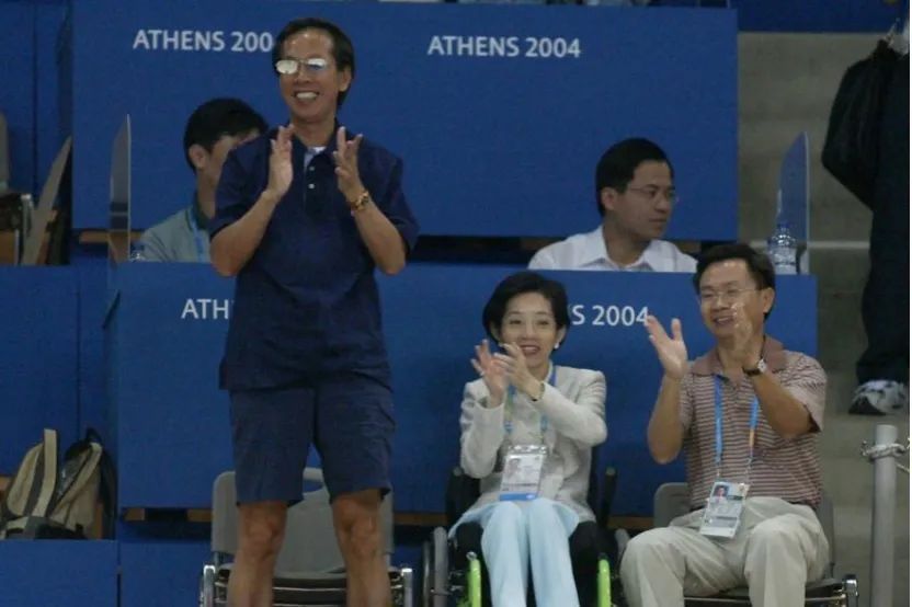 ·黄芳彦（前排左一）与吴淑珍（前排中）一同看体育比赛。