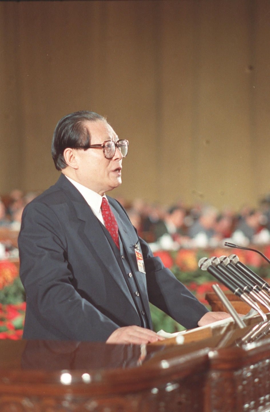 1992年10月12日，中国共产党第十四次全国代表大会在北京人民大会堂开幕。这是江泽民同志代表第十三届中央委员会作报告。新华社发