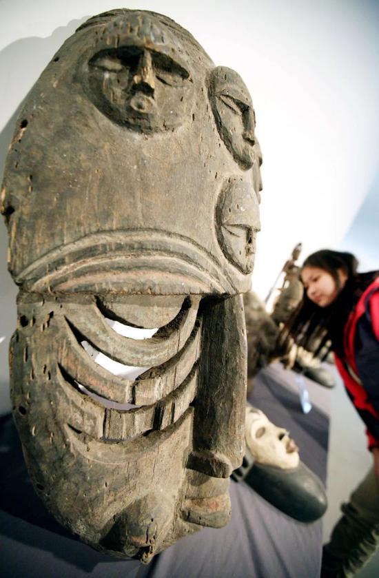 2013年3月,非洲木雕藏品展在江苏省南京艺术学院美术馆举行,参观者在欣赏非洲木雕作品。新华社发