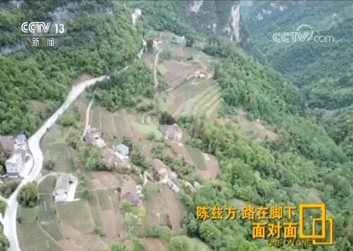 △巴东位于鄂西山区，盛产土豆、茶叶、苞谷酒等“山货”，但由于地形复杂，交通不便，东西很难运出去。