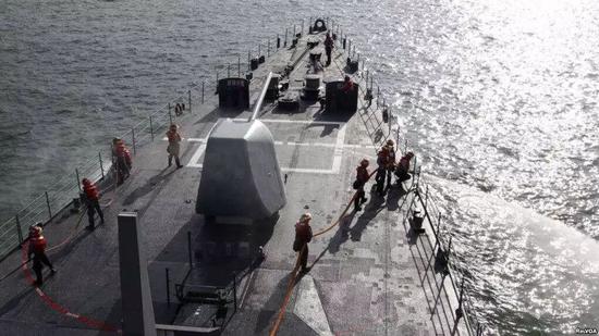 ▲资料图片：台湾海军的美制基隆级驱逐舰在高雄附近海域演习。（路透社）
