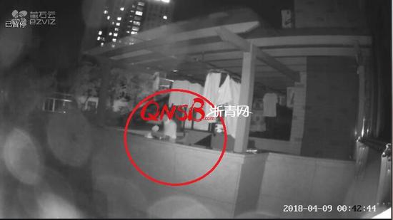 女人内衣裤:俩男子寂寞难耐偷27件女性内衣裤 被抓场面辣眼睛 控中偷内衣的可疑男子