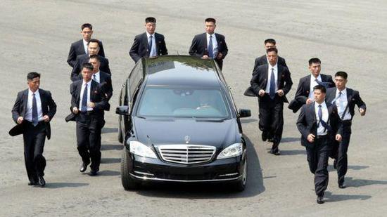 伊尔62:金正恩出行除绿皮火车还有啥:苏制伊尔62百万奔驰 4月朝韩首脑会晤时金正恩专车奔驰S。 图片来源:朝韩会晤联合记者团