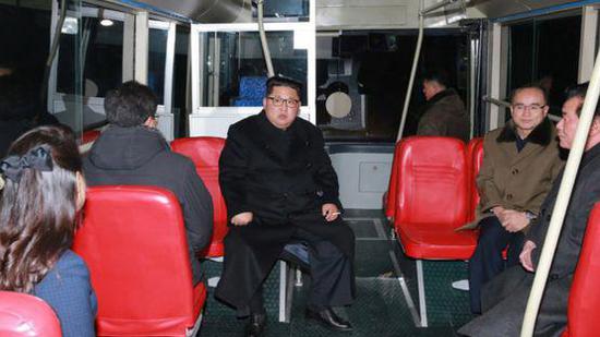 伊尔62:金正恩出行除绿皮火车还有啥:苏制伊尔62百万奔驰 金正恩乘坐平壤午夜公交。 图片来源:朝鲜中央通讯社