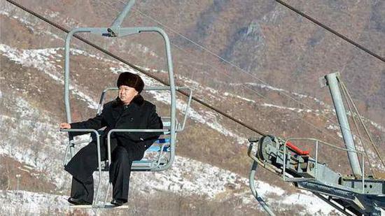 伊尔62:金正恩出行除绿皮火车还有啥:苏制伊尔62百万奔驰 金正恩在朝鲜马息岭滑雪场乘坐滑雪缆车。 图片来源:朝鲜中央通讯社
