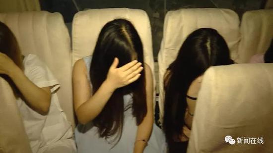 警方深夜扫黄抓获13人多个房间场面不堪入目图