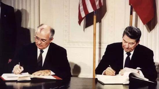 戈尔巴乔夫和里根签署《中导条约》