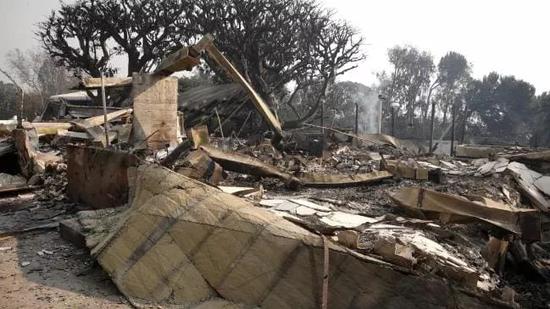 明星大逃亡:好莱坞明星大逃亡 加州大火亲历者:那是末日来临 ▲歌手罗宾西克的家。图据澳大利亚新闻网
