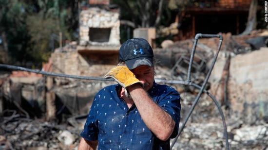 加州南部伍尔茜大火的受灾民众 图片来自CNN