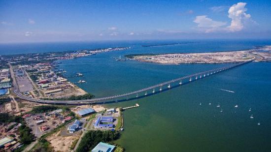 中国港湾（文莱）工程有限公司承建的文莱大摩拉岛大桥。新华社记者薛飞摄