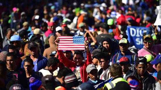 大批中美洲移民在墨西哥的边境城市聚集，寻求进入美国。（图：CNN）