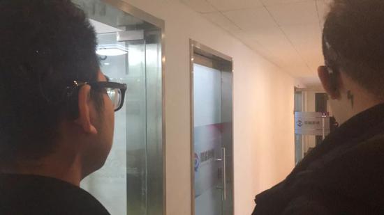 ▲李女士弟弟和借人工耳蜗的好心人正在交谈。&nbsp;&nbsp;&nbsp;&nbsp;受访者供图