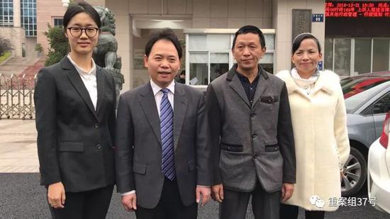 买:少年网购获刑:为实现军人梦却换来牢狱之灾 ▲宣判前,刘大蔚父母与辩护律师在法院门口合影。新京报记者 逯仲胜 摄