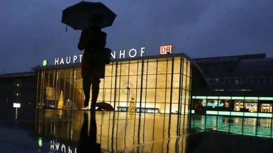 ▲2015年跨小年夜小年夜,德国多地发生集团性侵和殴打等暴力事务,犯案者多为中东和非洲难民,个中科隆案情最严重,事故发生职位于科隆火车站广场。(图源:德新社)
