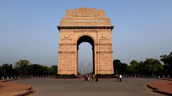 印度首都新德里拍摄的国王大道上的印度门。