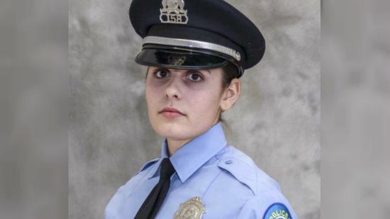 美国警察意外击毙女同事:左轮内留1颗对射 女警艾利克斯(福克斯新闻网)