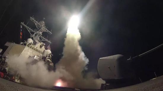 ▲资料图片：2017年4月7日，美国海军舰船在地中海发射一枚战斧式导弹。（新华社发）