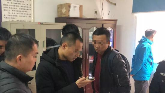 2012年，专案组根据线索研究案情。警方供图