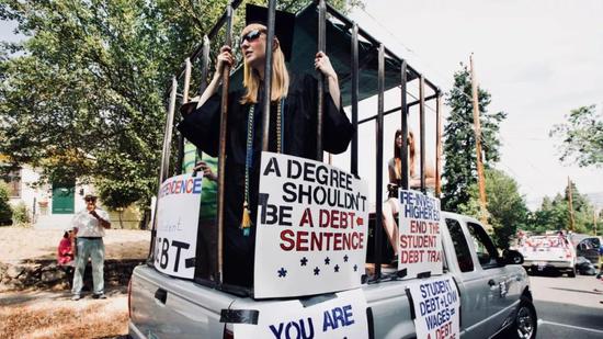 ▲俄勒冈州的大学生在抗议高额学生贷款 (via Reuters)