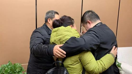 寻子千万里:千里寻子13年终获团圆 背后故事却出人意料(图) 2月22日凌晨0点49分,失散十三载的一家三口第一次相见。
