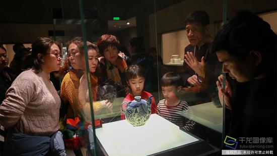  2月21日，参观者在首都博物馆内观看展品（图片来源：tuku.qianlong.com）。千龙网记者 陈健男摄