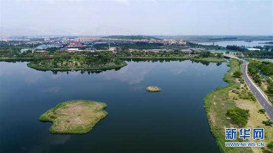 宁夏石嘴山市星海湖及周边水系贯穿城市（2018年7月31日无人机拍摄）。  新华社记者 王鹏 摄