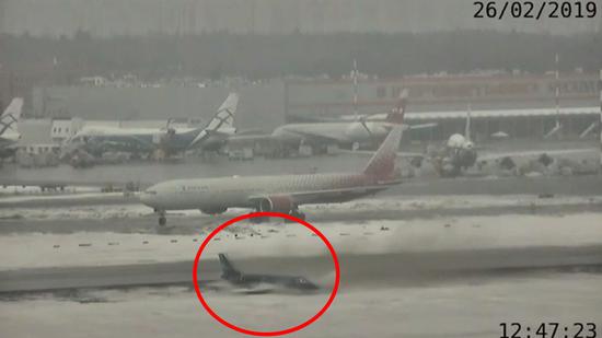  当地时间26日，俄罗斯一架小型商用飞机意外滑出跑道数米。（图源：今日俄罗斯网）