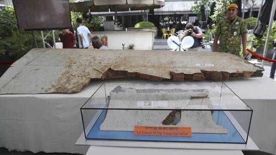 两片来自MH370航班上的碎片在吉隆坡纪念活动上首次公开展出。