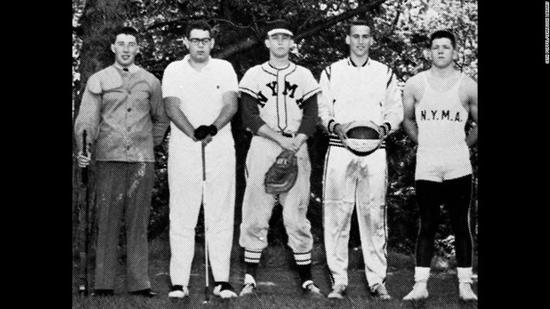中间为1964年在纽约军事学院的特朗普