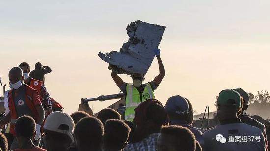 ▲救援人员在坠机现场清理飞机残骸。来源视觉中国
