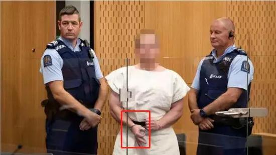新西兰枪击案嫌犯出庭现场图。来源：RT