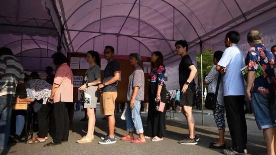 ▲泰国民众24日在曼谷一家投票站等待投票。图/新京报网