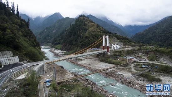新建的通麦特大桥（2016年3月29日摄）。新华社记者 普布扎西 摄