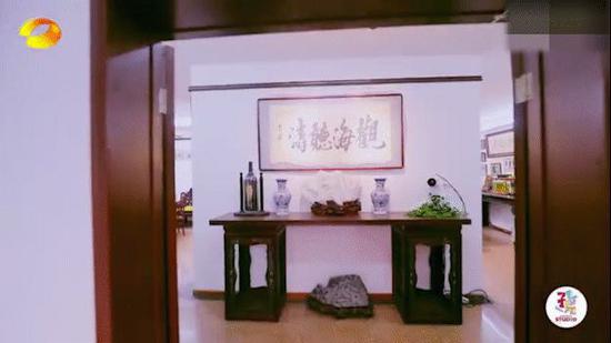 赵忠祥豪宅为中式装修，古色古香，客厅挂着《观海听涛》的字画。