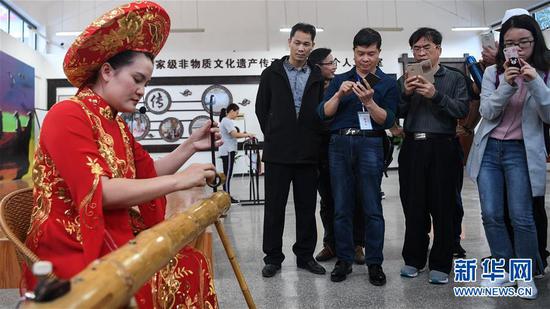 这是游客在京族三岛观看独弦琴演奏（4月16日摄）。新华社记者张爱林摄