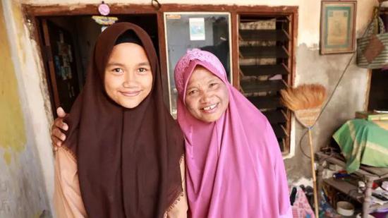  Via BBC；Karimatul with Baiq， her aunt