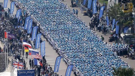 1.2万人 ▲2015年,天狮经销商在法国尼斯旅游