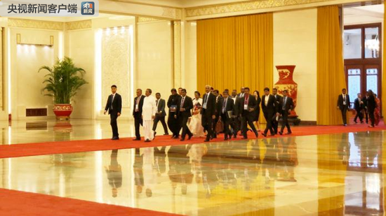 △斯里兰卡总统西里塞纳率团抵达人民大会堂与习近平会面。（央视记者许永松拍摄）